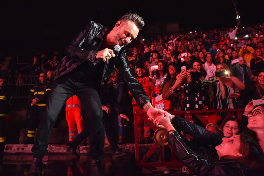 NEK e i suoi fan durante il concerto all'Arena di Verona del 22 settembre 2019