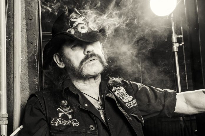 Auguri a Lemmy, l'ex leader dei Motorhead avrebbe compiuto 74 anni