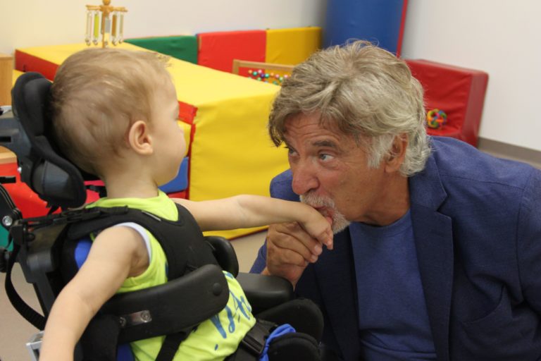 Pinuccio Pirazzoli con un bambino sordocieco al Centro Nazionale di Osimo