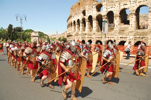 Sfilata del gruppo storico dei centurioni romani durante la Rome Parade