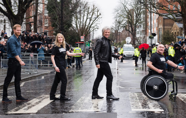 Il Principe Harry e Bon Jovi si ritrovano ad Abbey Road per registrare insieme una canzone per beneficienza