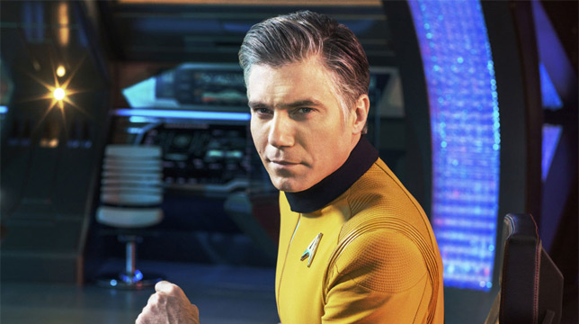 Capitan Spike interpretato da Anson Mount che guarda in camera sul ponte della Enterprise. ST