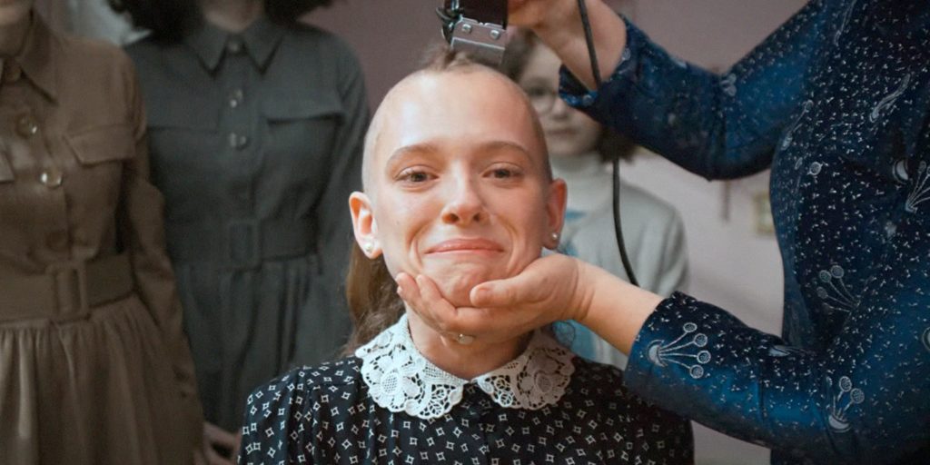 la miniserie Netflix Unorthodox head shaving