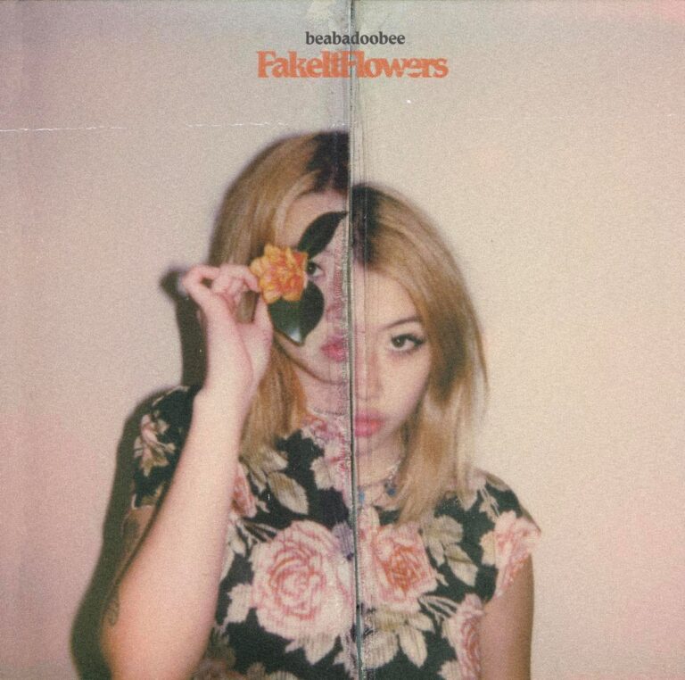 Copertina di Fake It Flowers primo album di Beabadoobee