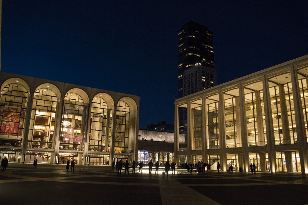 Il Lincoln Center a New York, immagine serale, articolo di Loredana  Carena