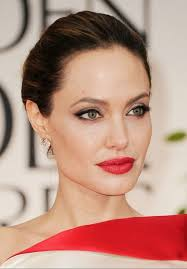 Angelina Jolie torna alla regia nel suo nuovo film ”Unreasonable Behaviour”