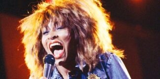 Tina Turner, durante un live, intenta a cantare una delle sue canzoni