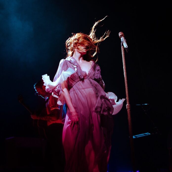 Florence Welch canterà il tema di Crudelia