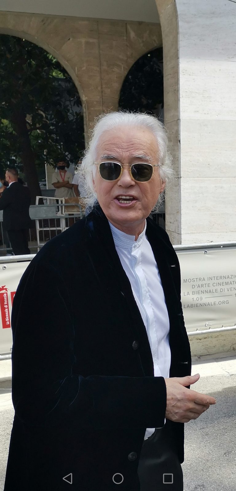 Jimmy Page: a Venezia 78, “suonate, non abbandonate i sogni”