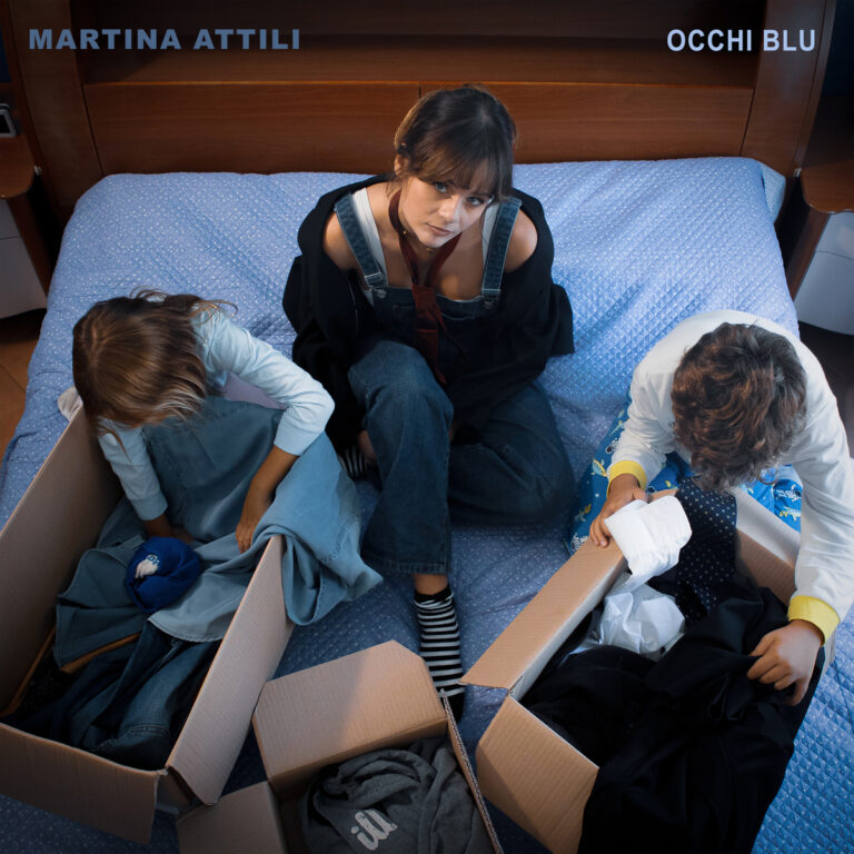 “Occhi Blu”, Martina Attili Esplora l’Amore e la Perdita