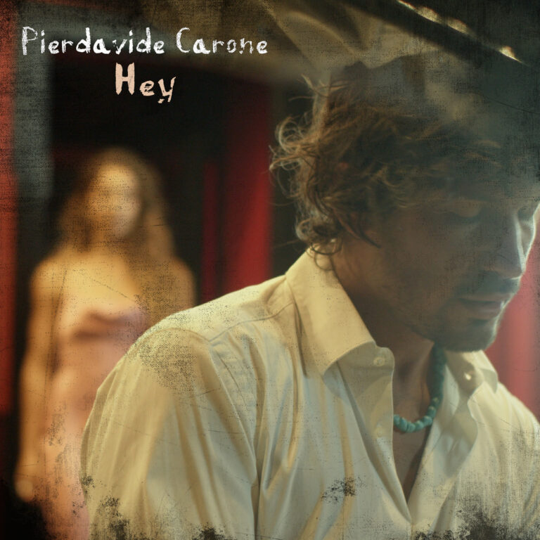 “Hey”, Il Nuovo Singolo di Pierdavide Carone e il Videoclip da Non Perdere